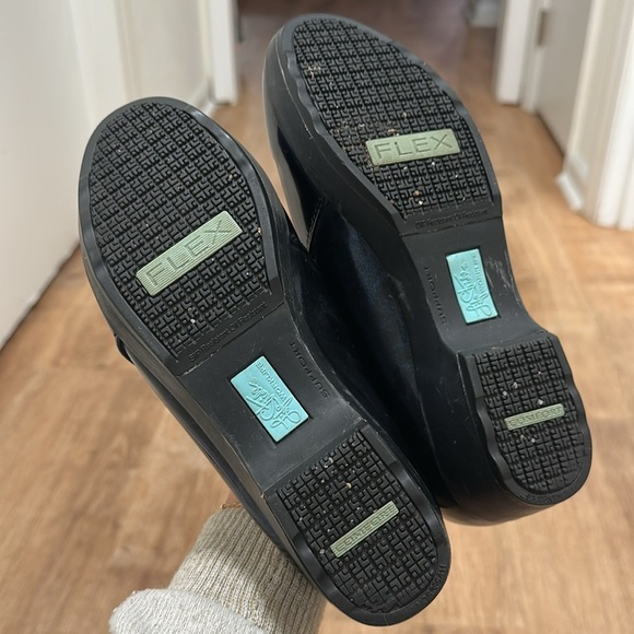 LIFESTRIDE | Women's Buzz Navy Faux Patent Slip On Memory Foam Loafers - Picture 5 of 6